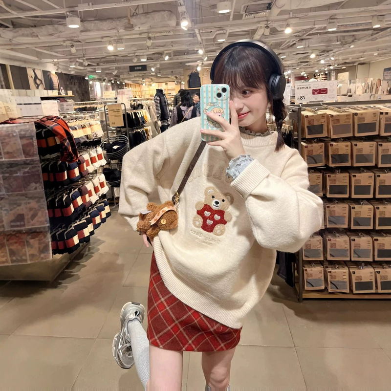 Autumn and winter vintage towel embroidery Christmas bear pullover sweater for women, loose and casual style, round neck knit top Autumn and winter vintage towel embroidery Christmas bear pullover sweater for women, loose and casual style, round neck knit top