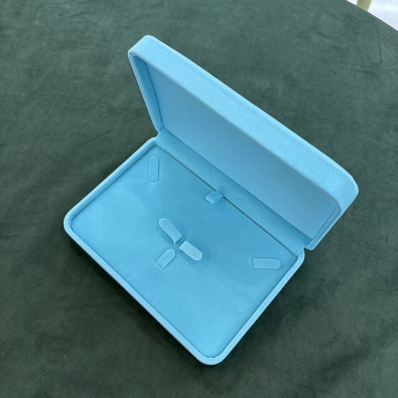 Modelo de franela - traje azul tiffany; Caja de joyería Pu-1