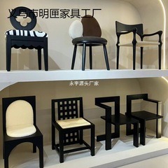 中世スタイルのダイニングテーブルと椅子、フランスのレトロな無垢材のダイニングチェア、スタイルの高い家庭用デザイナーの高価値背もたれスツール