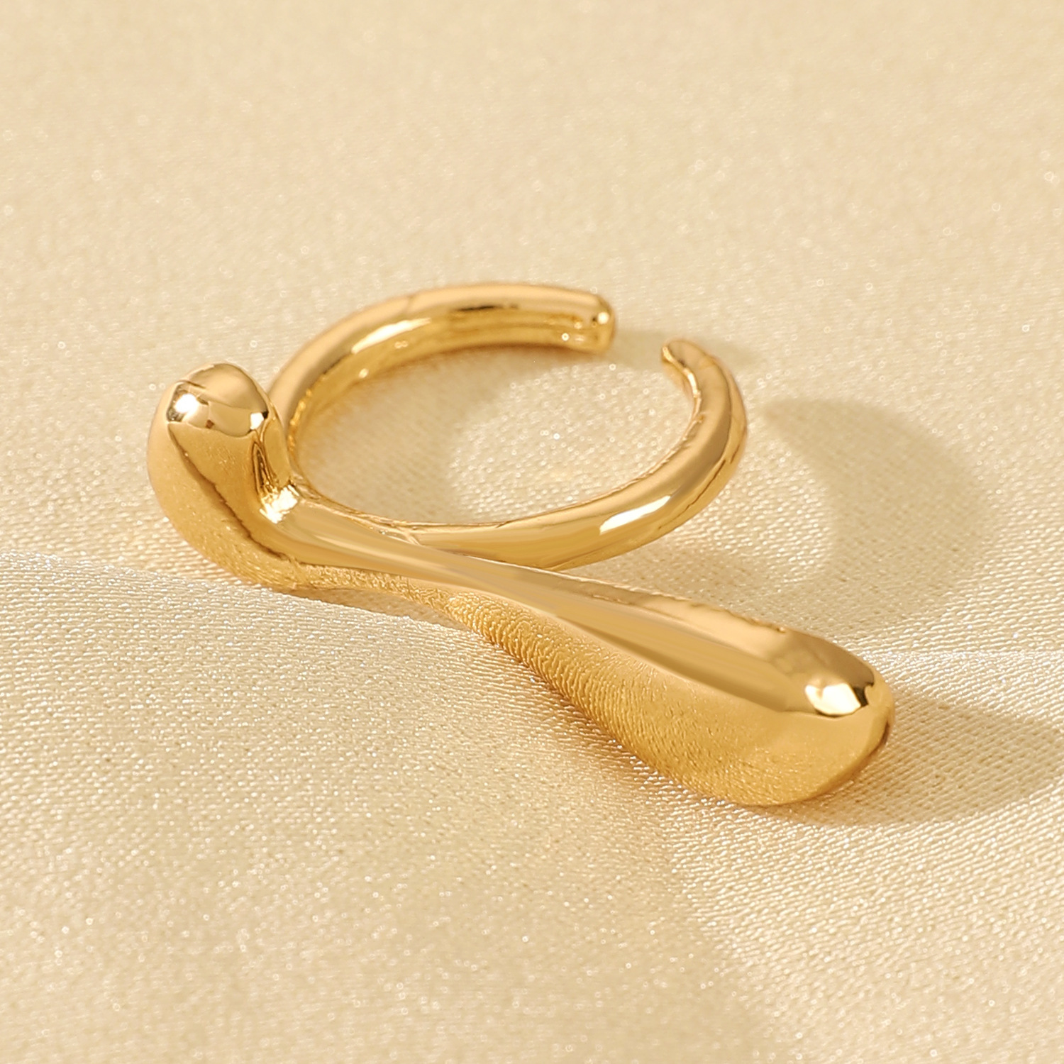 A Stylish Fidget Ring For Quiet Stress Relief. Smooth Spinning Motion Helps Ease Anxiety And Restlessness. A Delicate, Wearable Reminder To Slow Down,_voghion.com