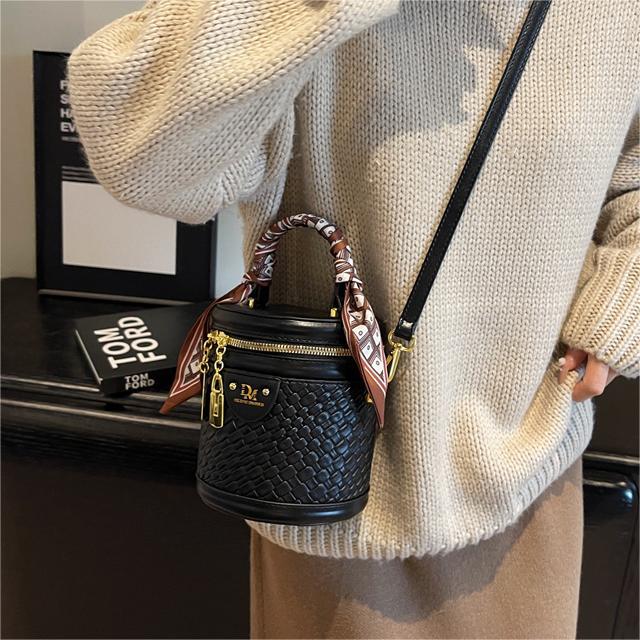 Bolso pequeño tejido de alta calidad para mujeres 2023 nuevo popular bolso de mensajero popular estilo occidental bolso de cubo del todo-fósforo