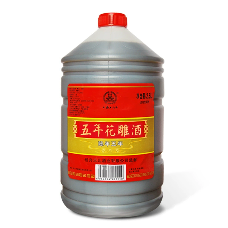 Желтое вино производства Шаосина, вино с цветочной резьбой, черно-белое вино из клейкого риса, выдержанный рисовый вин, старая винная банка, кухонное кулинарное вино, другие в бочках.