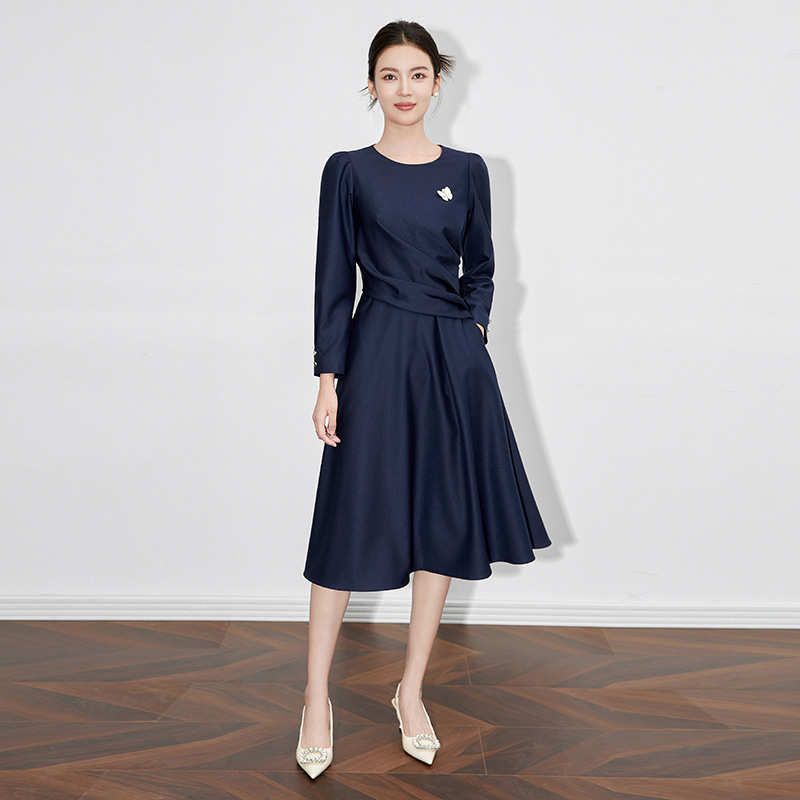 2430709-French Elegant Draped Pleated Dress Design High-Gloss Small Dress for Banquets and Formal Occasions