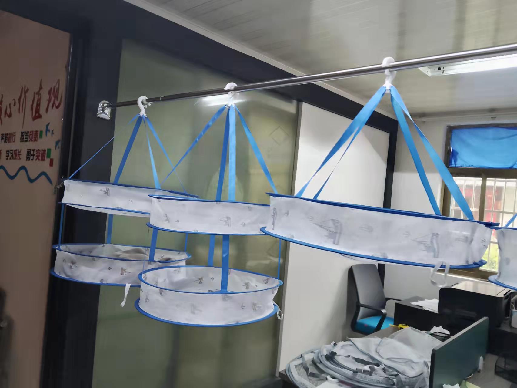 蓝色晒衣篮