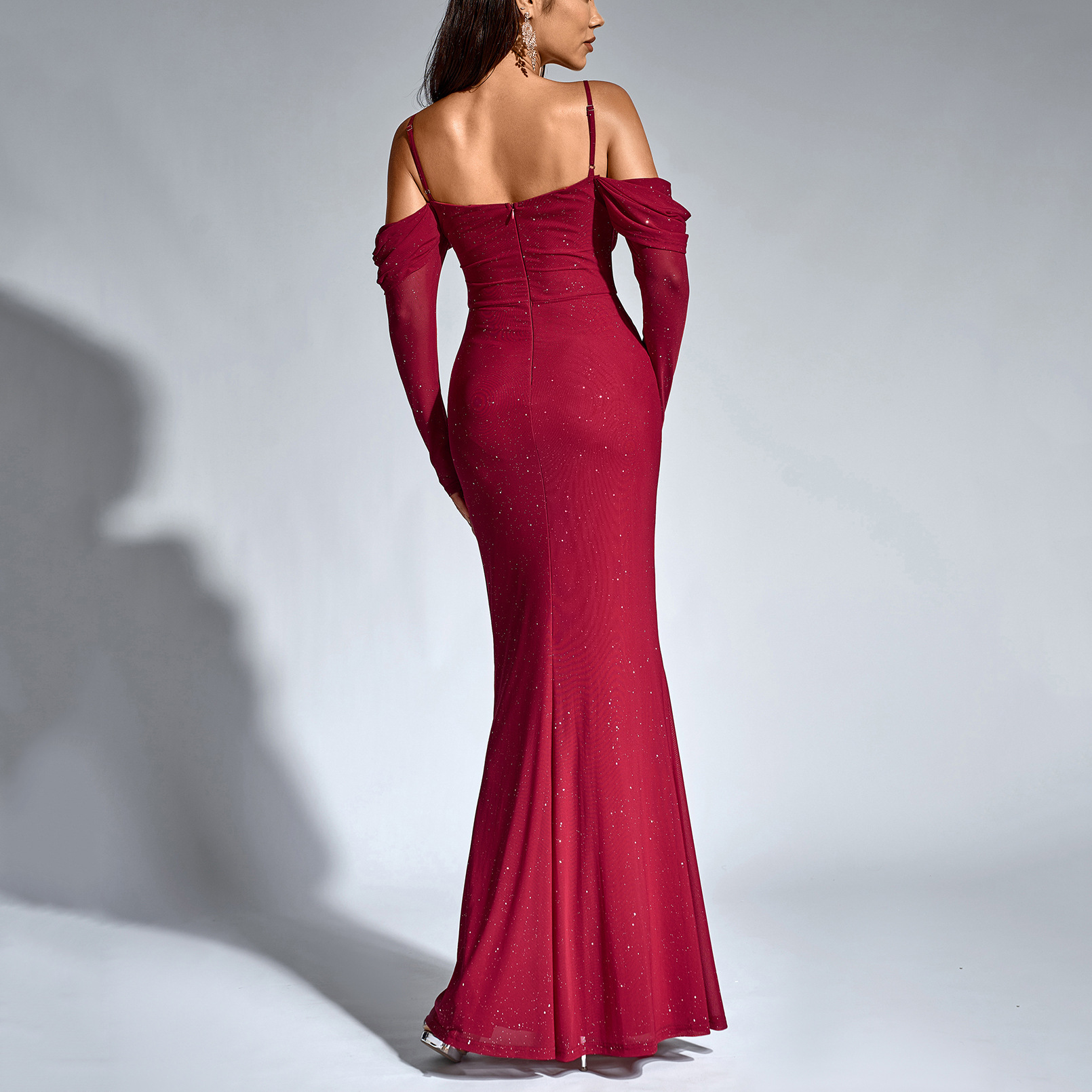 Robe de soirée élégante et cintrée, style européen, épaules dénudées, ornée d'un voile de tulle poudré, collection automne-hiver._voghion.com
