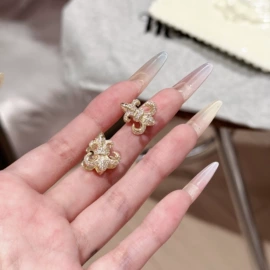 项链;耳钉;手链