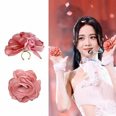 金智秀の同じモデルのflowerの手の花の大きい花の指輪の女性の指の輪のピンクの花の口の指輪のダンスの道具は飾ります。