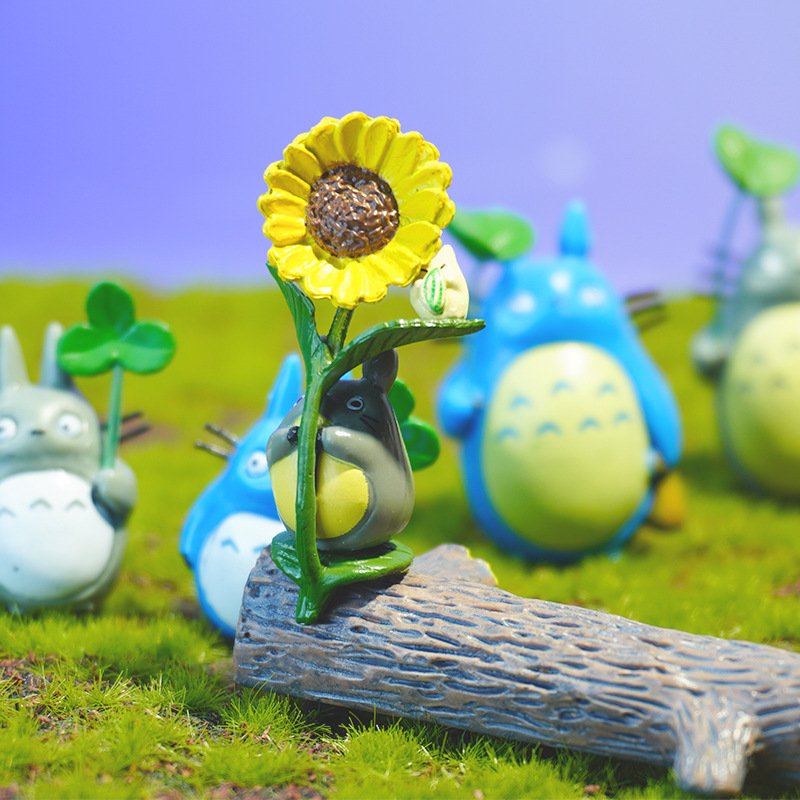 Hayao Miyazaki Clover levanta hojas tamaño Totoro rojo rojo pecera pequeña decoración interior muñeca al por mayor