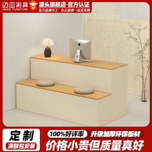 �F���r�����y̨ Ů�bЬ����ǰ̨ �̳ǵ�䁙�̨���������l��Ӵ�̎