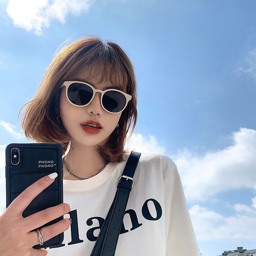 Personalized retro ultra-light round-frame sunglasses, candy-colored street photography sunglasses for female internet celebrities, the same style with sun protection and UV protection