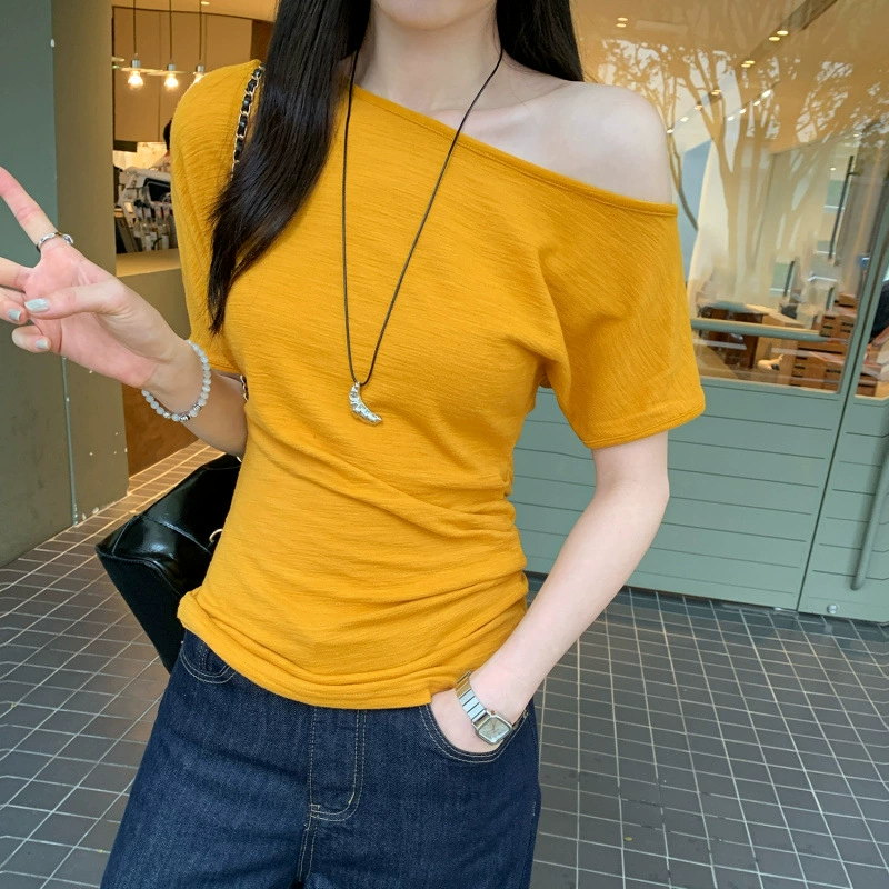 Красивое фото красивая футболка с короткими рукавами на плече