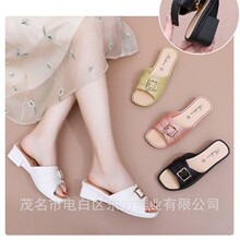 Ů���¿���Ь�⴩�r�з����¸���׋�����Ь�Ӽ��⴩һ�_�����m��