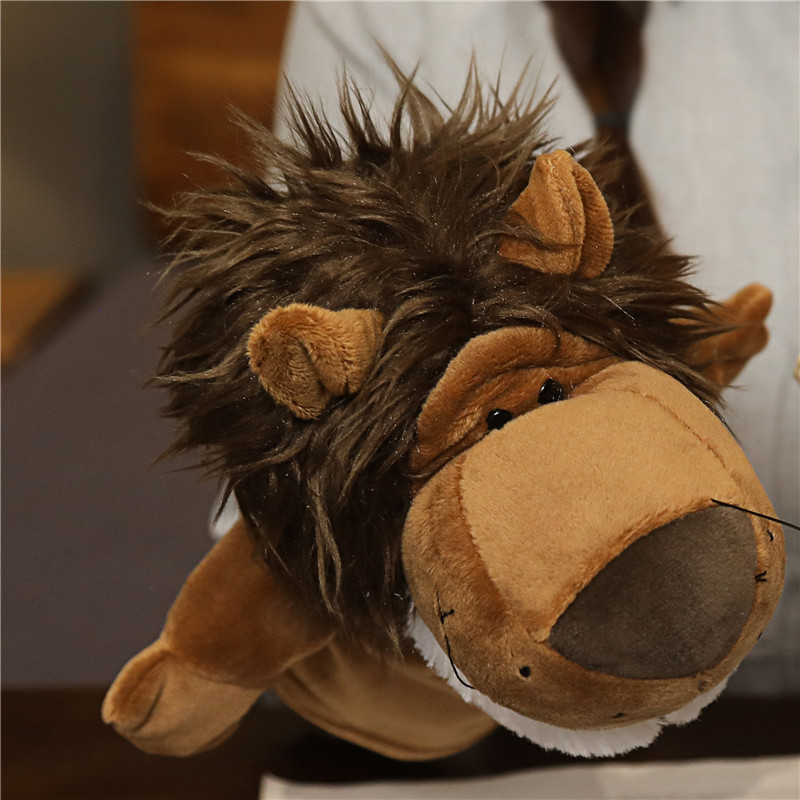Muñecas de leones marrones