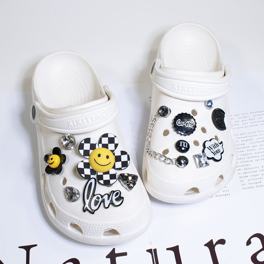 Nuevos zapatos de agujero accesorios de bricolaje lindo tablero de dibujos animados serie de flores de girasol zapato desmontable hebilla de zapato Cadena de zapatos