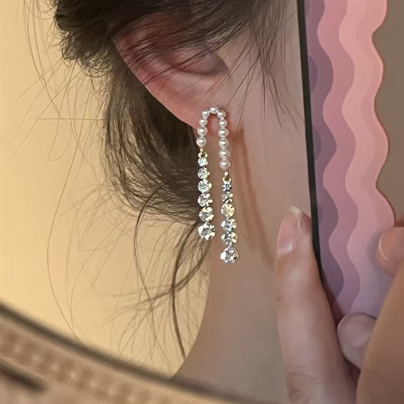 Elegant fashionable long earrings pearl