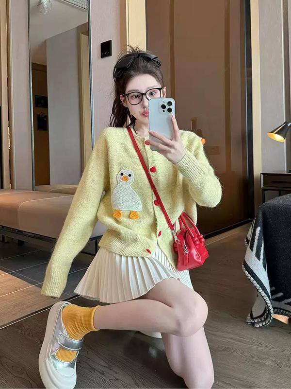 ミルク黄色のセーターのコートの女性2025の新型秋冬の厚い小さい背の洋風の年齢を減らして底のニットのカーディガンを打ちます。|undefined