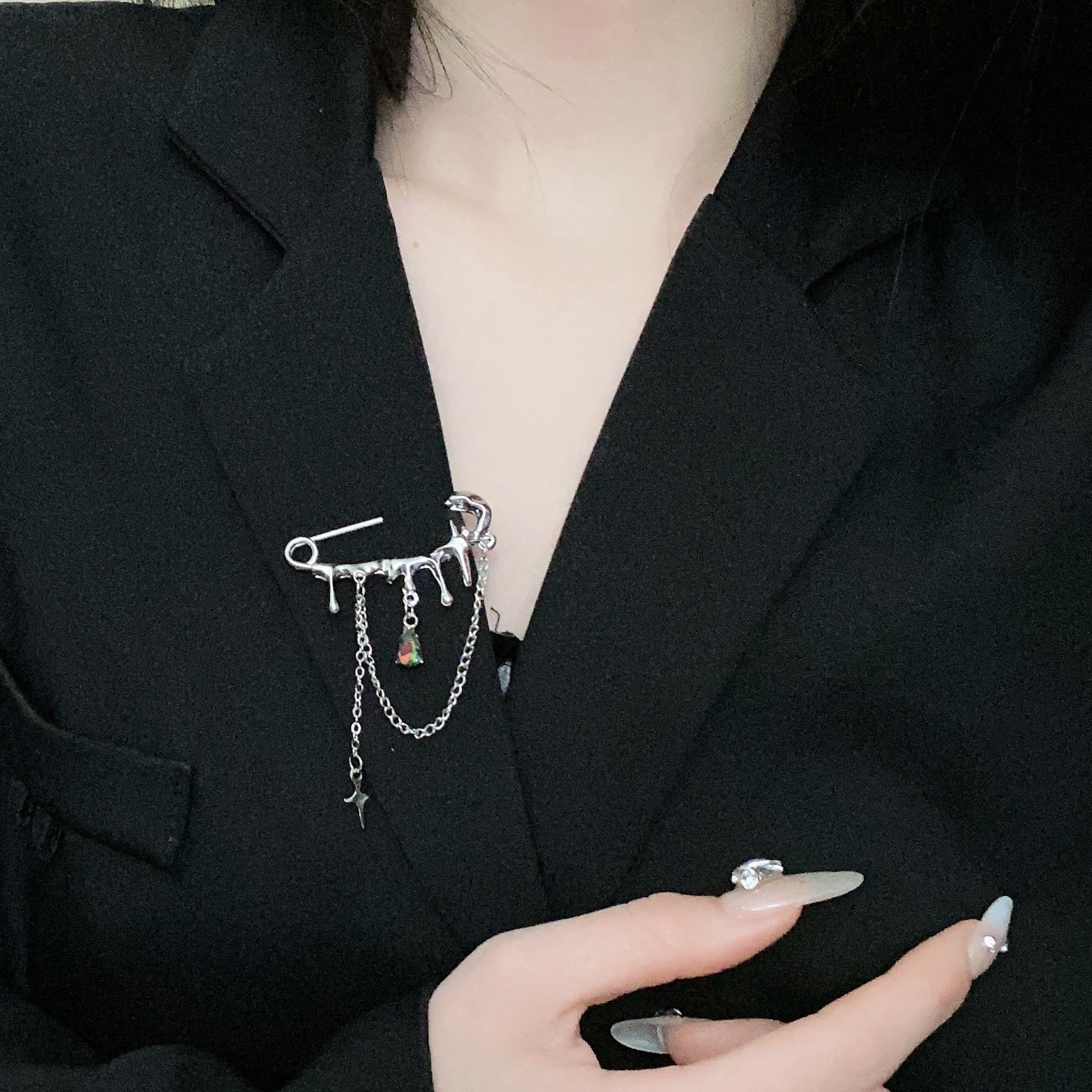 Korean-Style Liquid Tassel Brooch for Women, Minimalist Crystal Pendant Brooch, Niche Design, Versatile Fashion Accessory