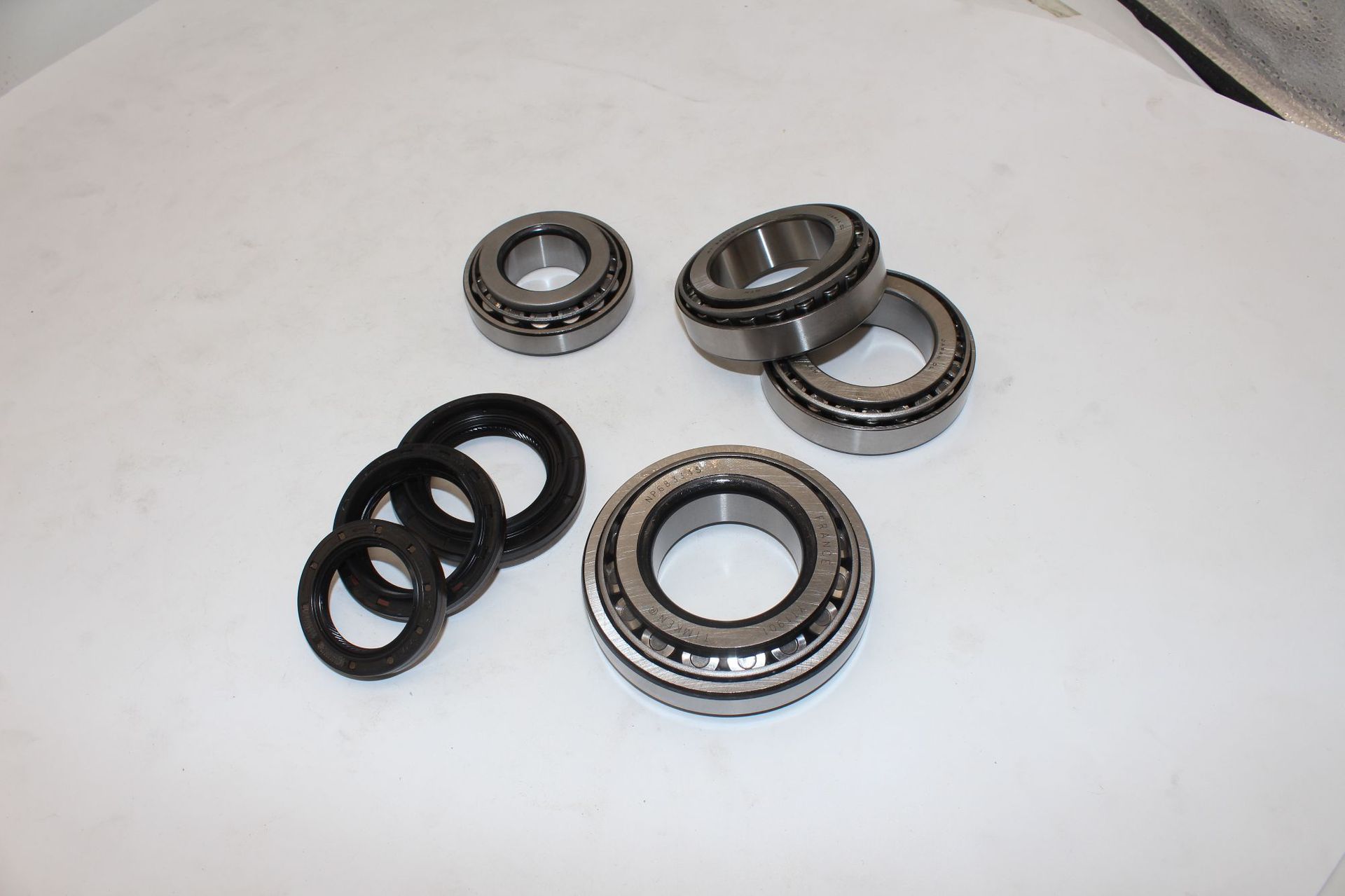 Suitable for Mercedes-Benz 221 rear differential bearing oil seal repair kit; tapered roller bearing seal ring, directly supplied by the manufacturer