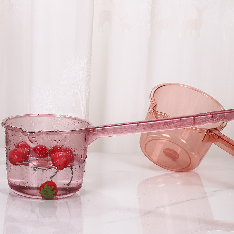 Cucharón de agua de cristal transparente con mango largo PET grueso, para lavar verduras y regar, diseño simple de color sólido.