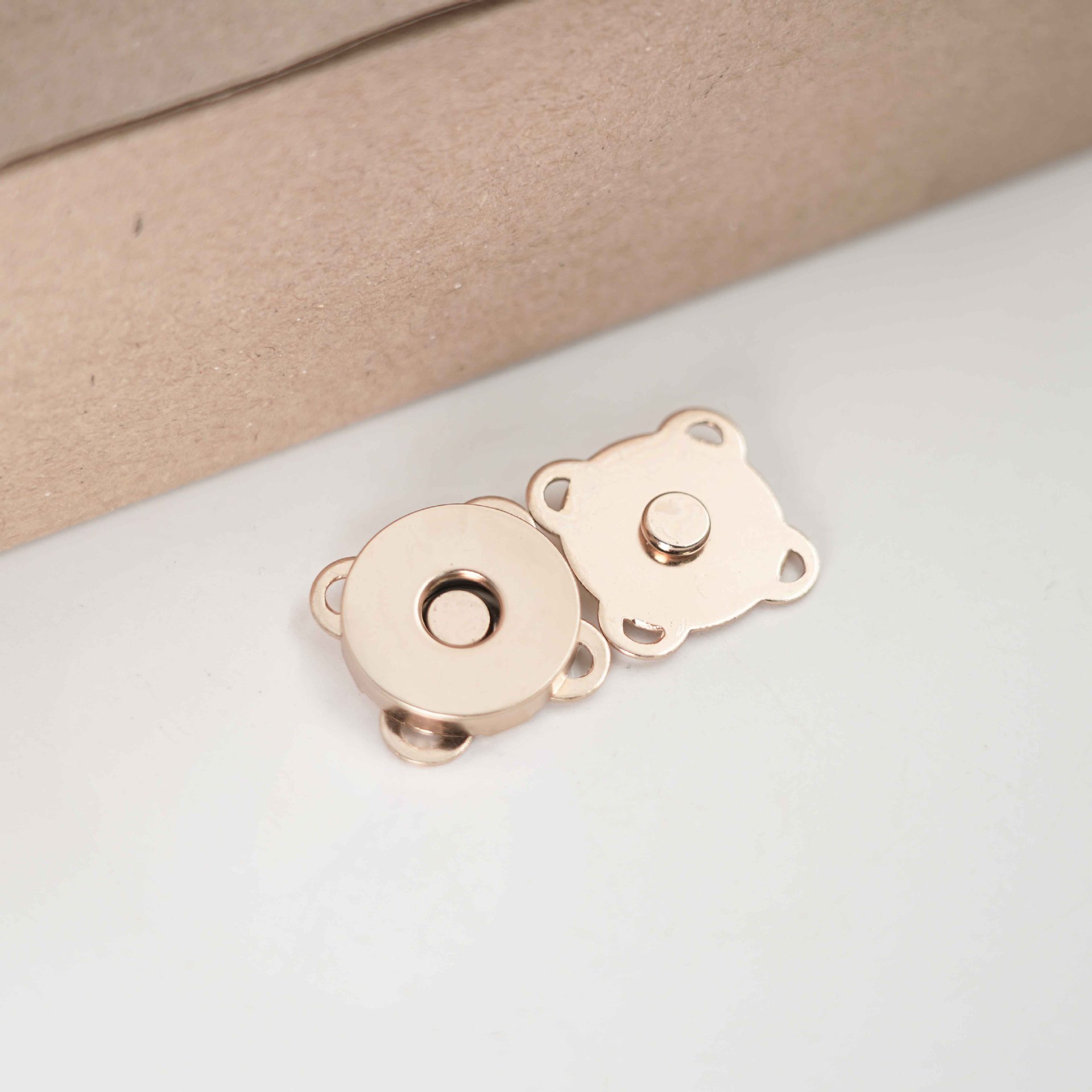 現物の梅の花の磁気ボタンの金属の銅の材料の手縫いの磁気ボタンのdiyの子の母の磁石の箱の暗いボタンの補助材料のボタンのボタンのボタン