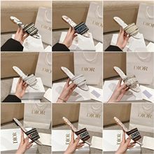 ��Ʒ�|��D����ĸ�̽�ƽ��һ����Ů�ļ��⴩����Ƥ�Ứһ������Ь