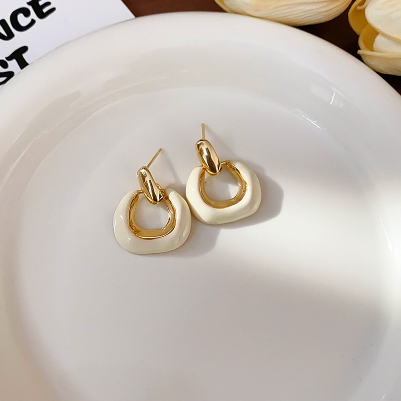 Oro real electrochapado aguja de plata gota aceite perla flor pendientes blanco simple del todo-fósforo pendientes de lujo ligero de moda