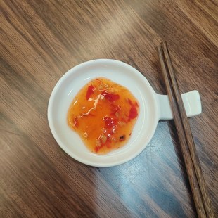 陶瓷蘸水碟加筷托两用味碟筷子架日式介末碟寿司碟吐骨碟-阿里巴巴