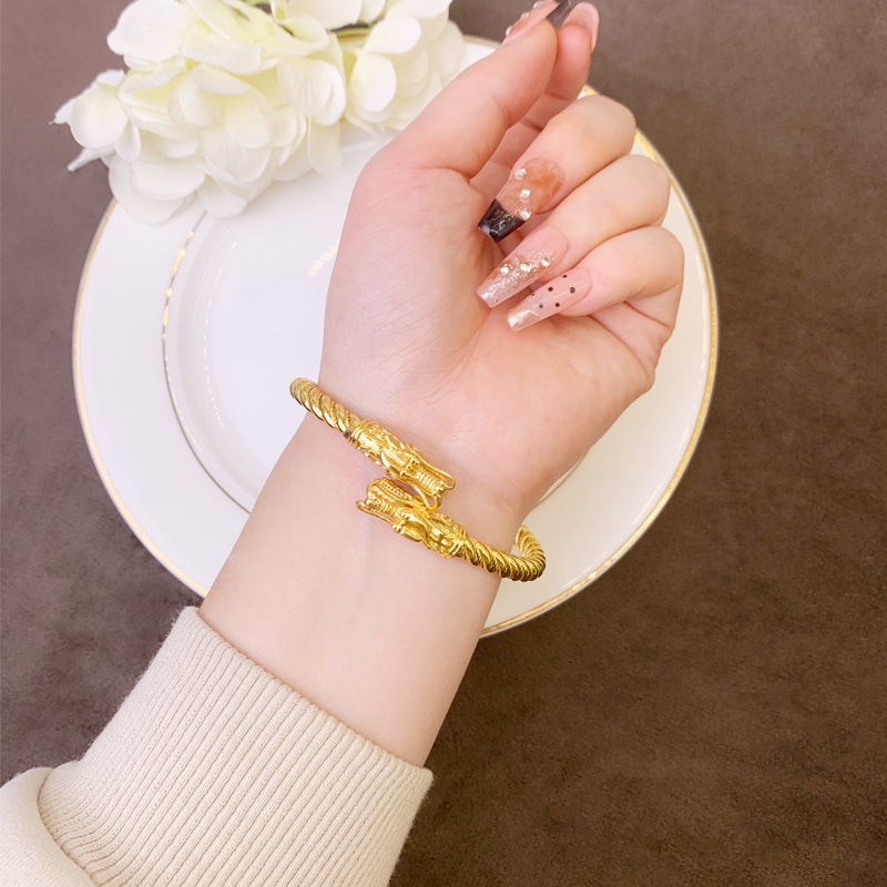 Nuevo estilo chino antiguo brazalete de oro Fasa, brazalete de tornillo abierto, estilo nacional de las mujeres, joyas de mano.