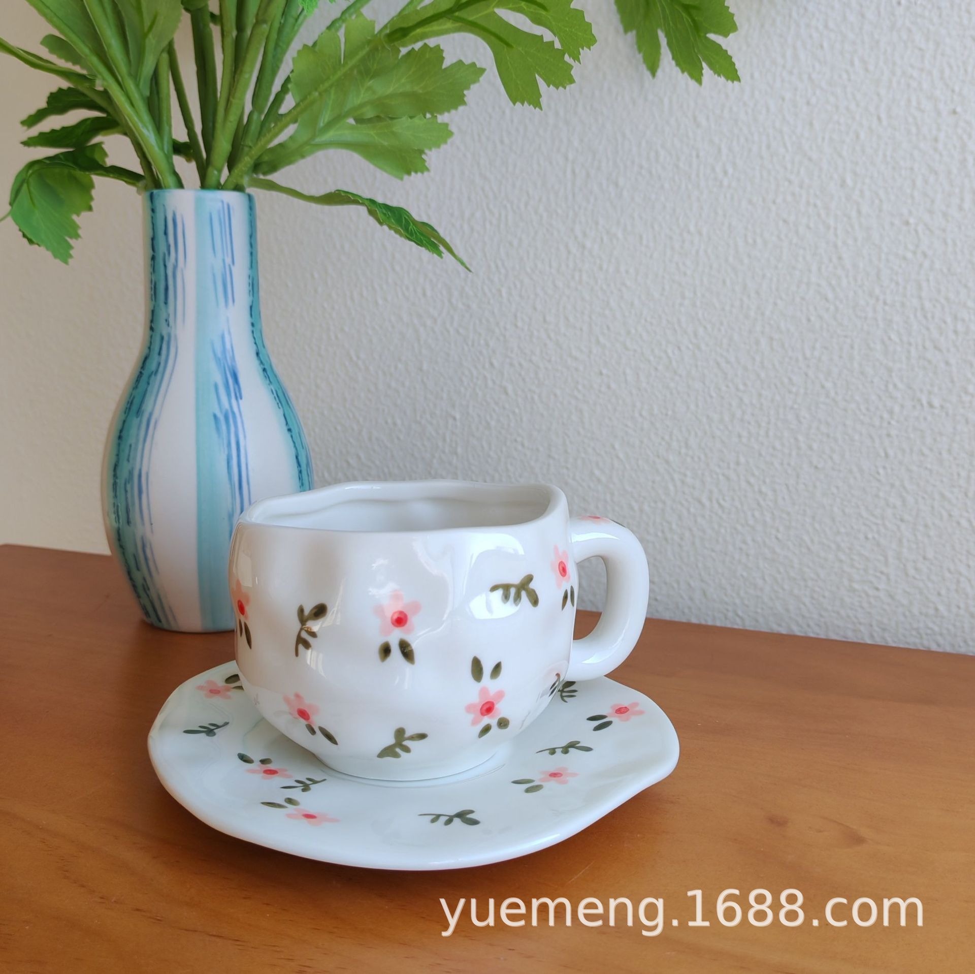 Taza de café de cerámica navideña irregular, linda taza con diseño de flores y corazones pintados a mano, juego de taza y platillo para té de la tarde