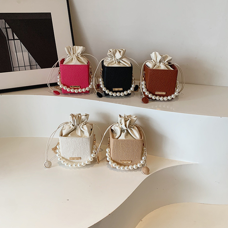 Una pequeña cadena de viento de fragancia tejida simple mochila casual, estilo de viaje coreano mini bolso de cubo, bolso de perla