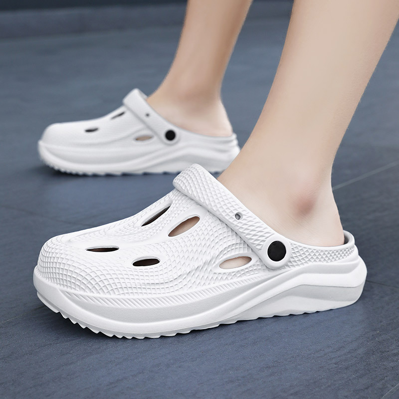 Moda casual todo-fósforo EVA ligero pisando mierda zapatos de hombre verano nuevo estilo de suela gruesa nuevo estilo Baotou zapatos con agujeros transpirables