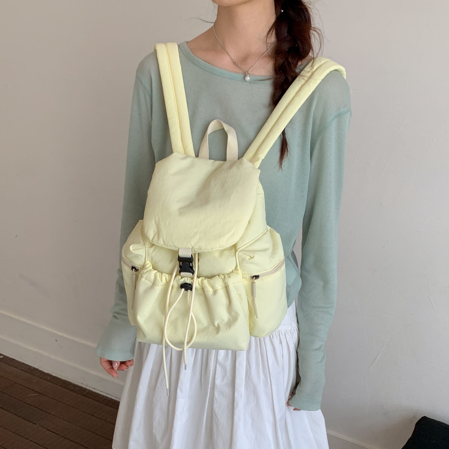 2026 más ocio simple de gran capacidad mochila de cuerda de extracción para estudiantes nueva mochila de bolsillo de mujer coreana de verano ligera