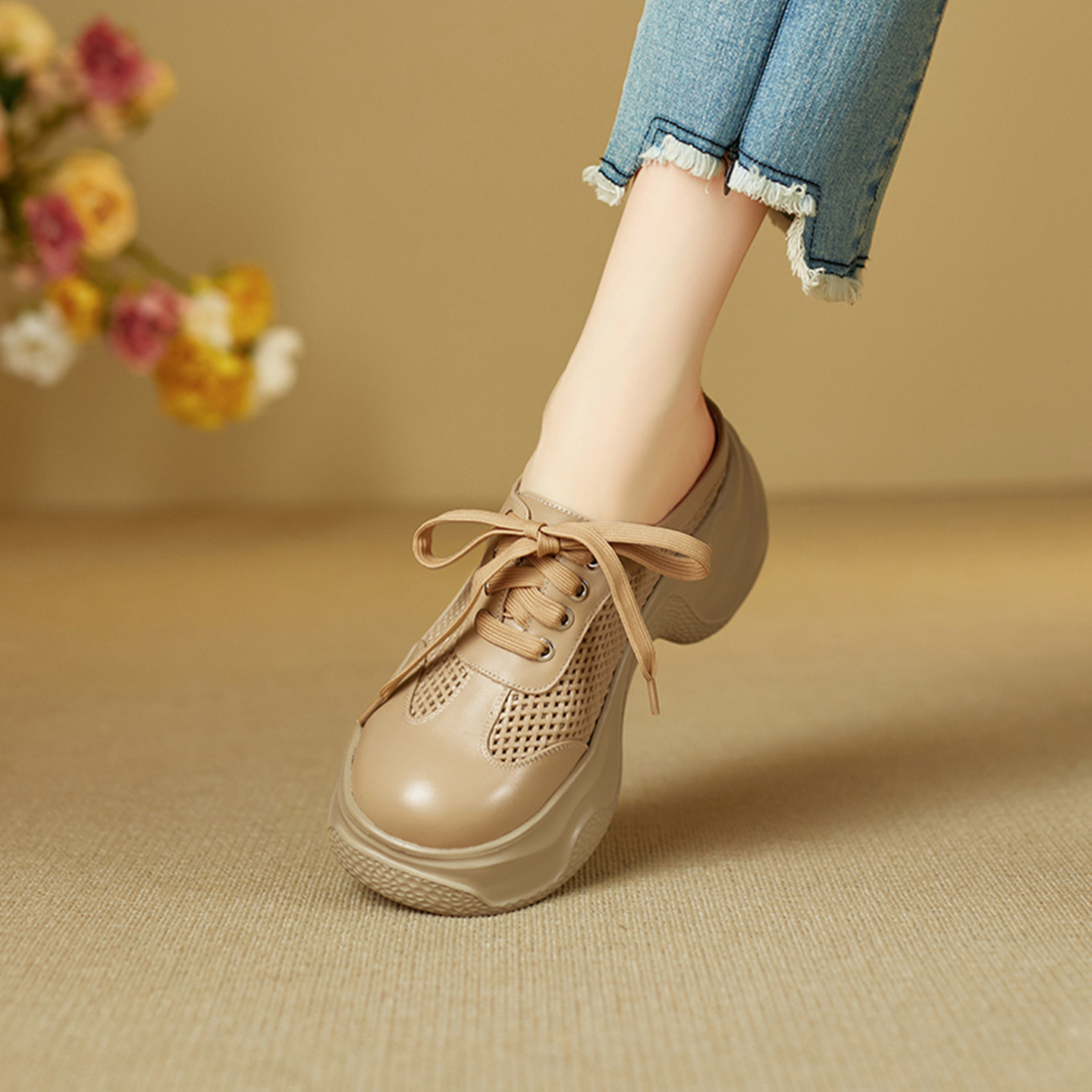 Dép sandal nữ quai chữ V đế bánh mì cao 5 cm, mũi trùm kín, phong cách casual — màu trắng ngà