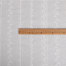 全棉打孔绣花布 镂空棉布大机绣花 绣花面料 绣花布 厂家供应