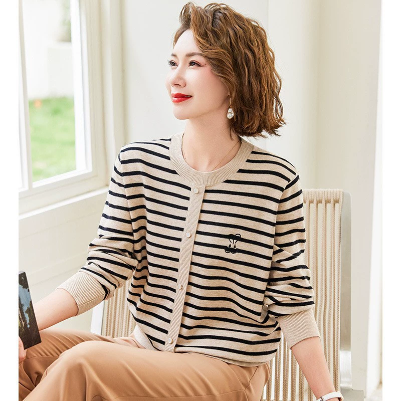 Весенняя вязаная маленькая рубашка для мам среднего возраста, свитер в полоску, новый топ, весенне-осенняя Базовая рубашка для женщин среднего и пожилого возраста в западном стиле