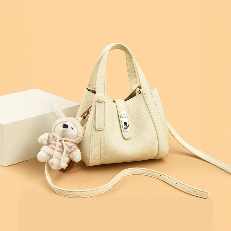 Cream-colored niche design shoulder bag for women, 2026 new model, simple and versatile crossbody bag, fashionable commuter bag