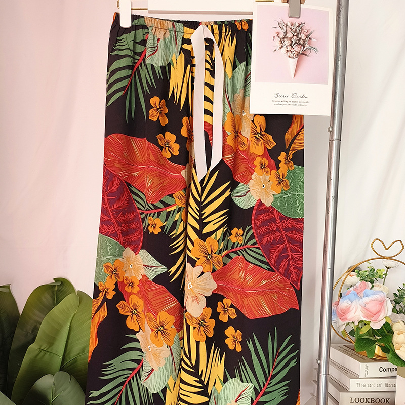 검은 배경에 노란색 꽃