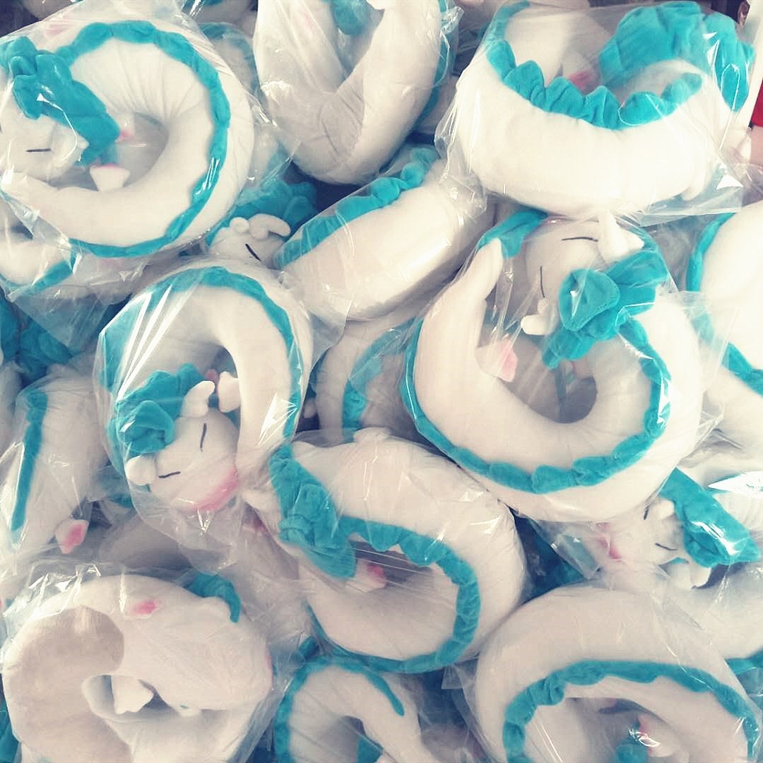 En stock transfronterizo pequeño dragón blanco muñeca cuello almohada anime muñeca periférica en forma de U almohada de viaje almohada