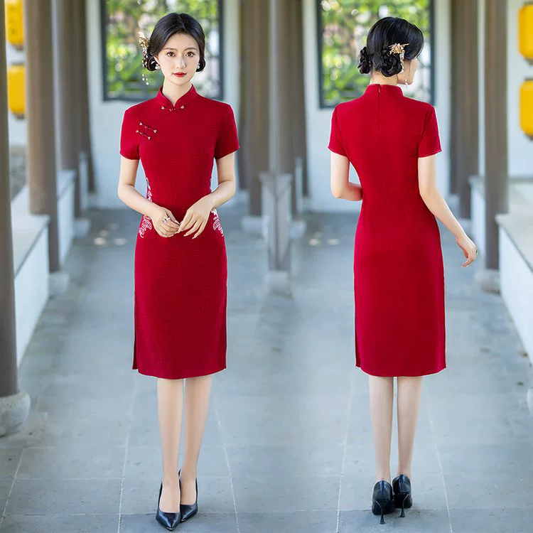 Мама одевается свадебный банкет Cheongsam 2025 новый высокого класса красный свадебный благородный свадебное платье свекрови маленький десятый месяц