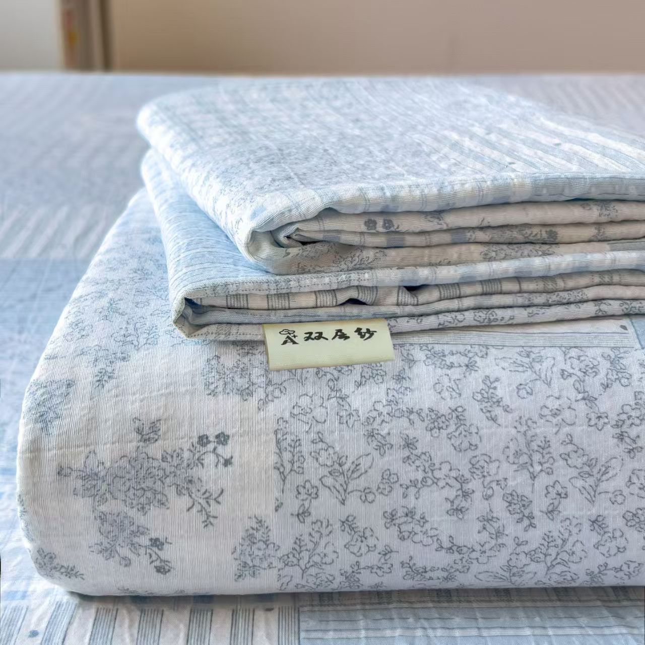 Jacquard gaza de lavado de agua cuatro piezas de cubierta de edredón teñido cubierta de edredón de tres piezas cubierta de sábanas cubierta de almohada de clase madre y bebé