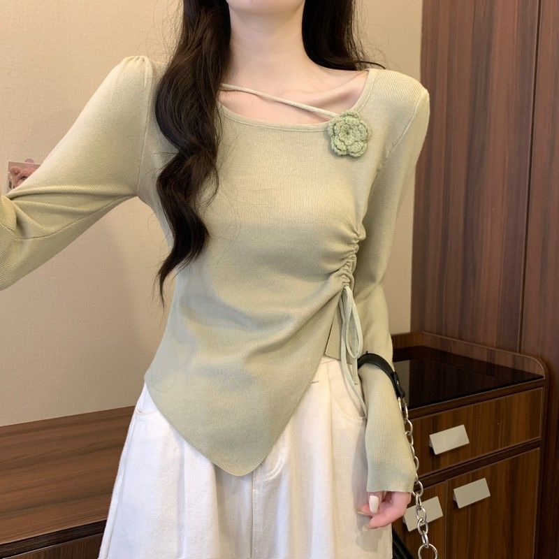 ドーパミンの赤い立体花の長袖のニットの女性の早秋の側は縄を引いて腰を収めてやせています。|undefined