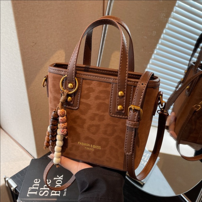 Bolsa de mano con patrón de leopardo transfronterizo, bolsa de cubo de viaje, mujer, otoño y invierno 2025, nueva moda, bolso de hombro de estilo extranjero.