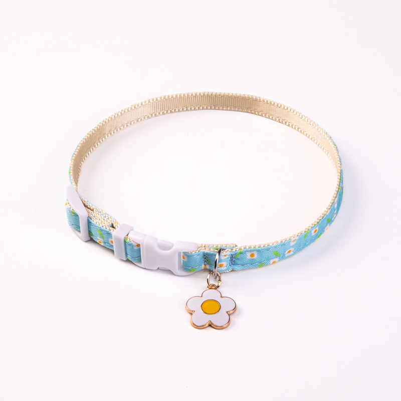 Adornos de flores pequeñas para gatos y perros, campanas, mascotas, gatos, perros pequeños y medianos, hebilla de seguridad anti-liberación, cabello recto de fábrica ajustable