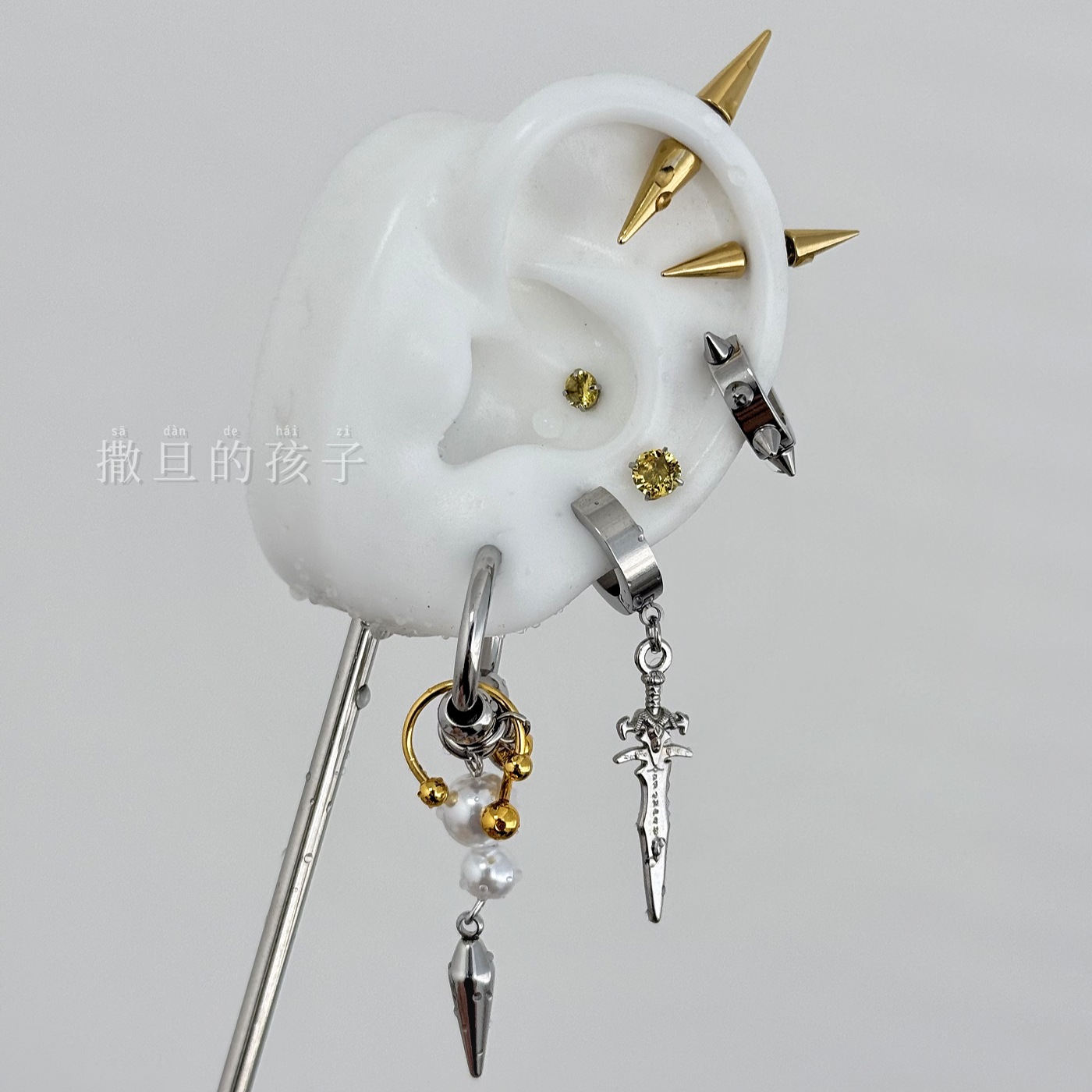 16G labret stud size and finish detail