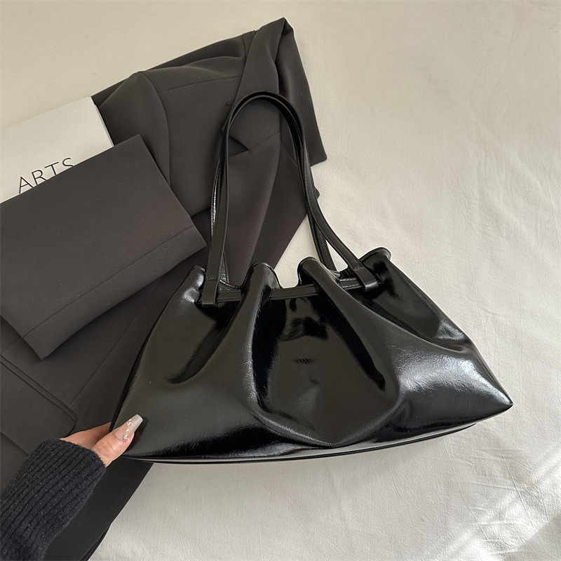 2025 moda pliegue sensación de bolso de mujer coreana brazo bolso de mano de calidad europea y americana de piel de cera de aceite bolso de hombro de viaje universal
