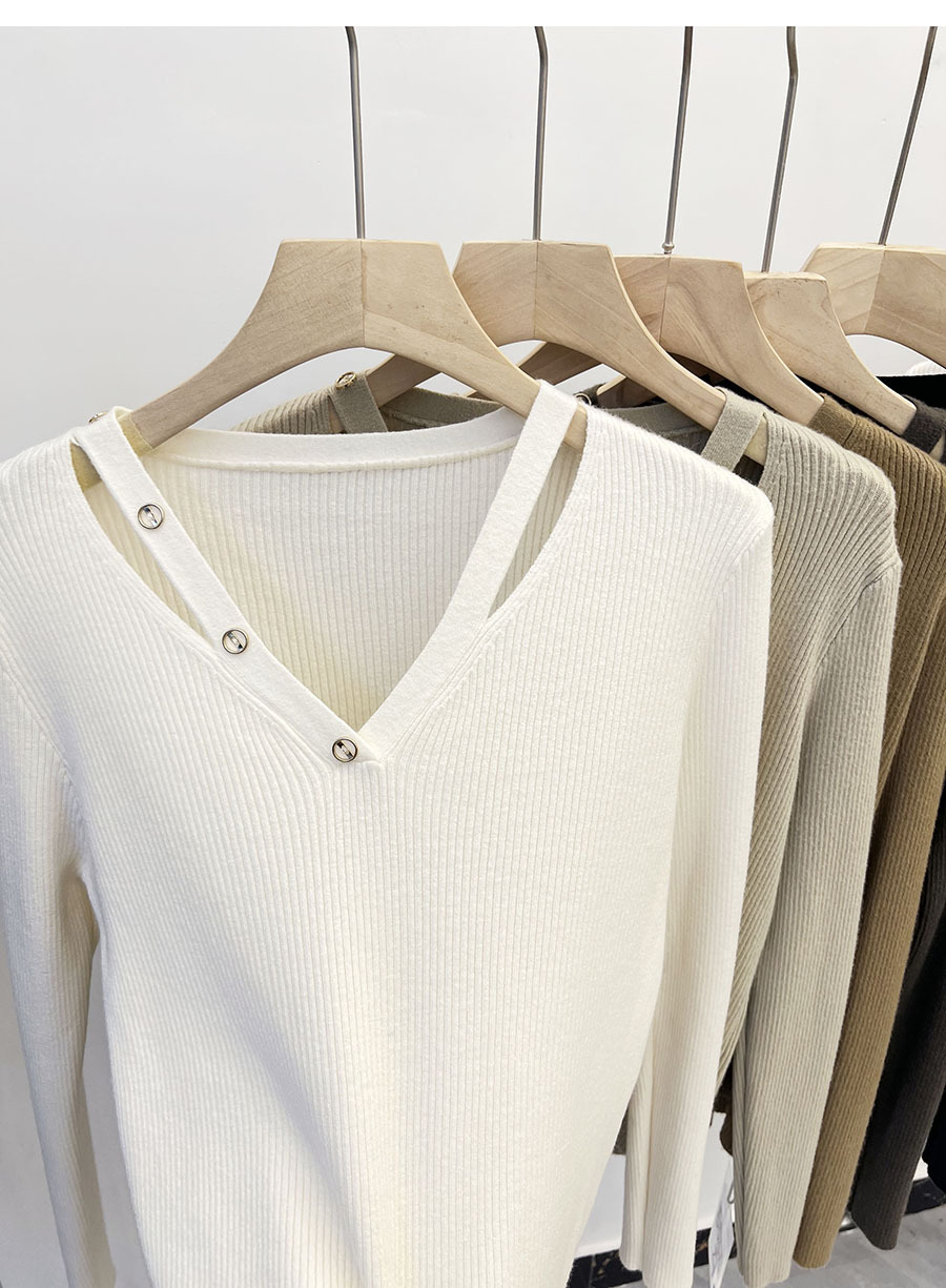 商品详情图_2024秋冬V领镂空设计感长袖针织衫女宽松打底毛