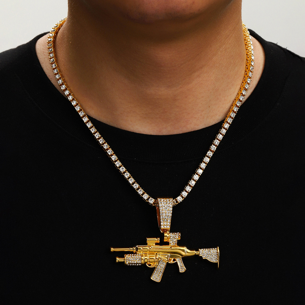 Nuevo estilo transfronterizo joyería de pistola de diamantes simulación de aleación modelo de arma AK joyería de diamantes flash collar de hombre de hip-hop
