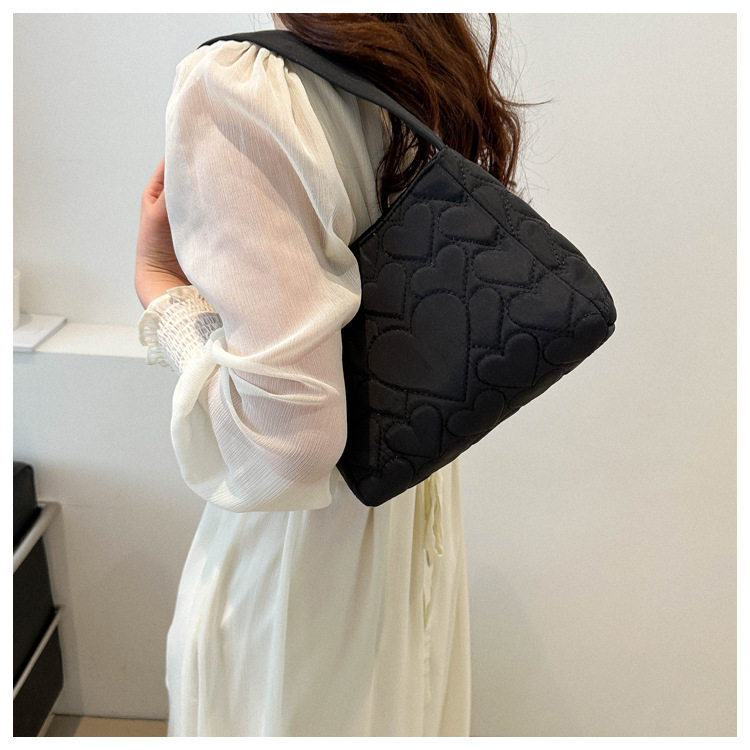 Women's Medium Canvas Heart Shape Solid Color Streetwear Magnetic Buckle Tote Bag display picture 10