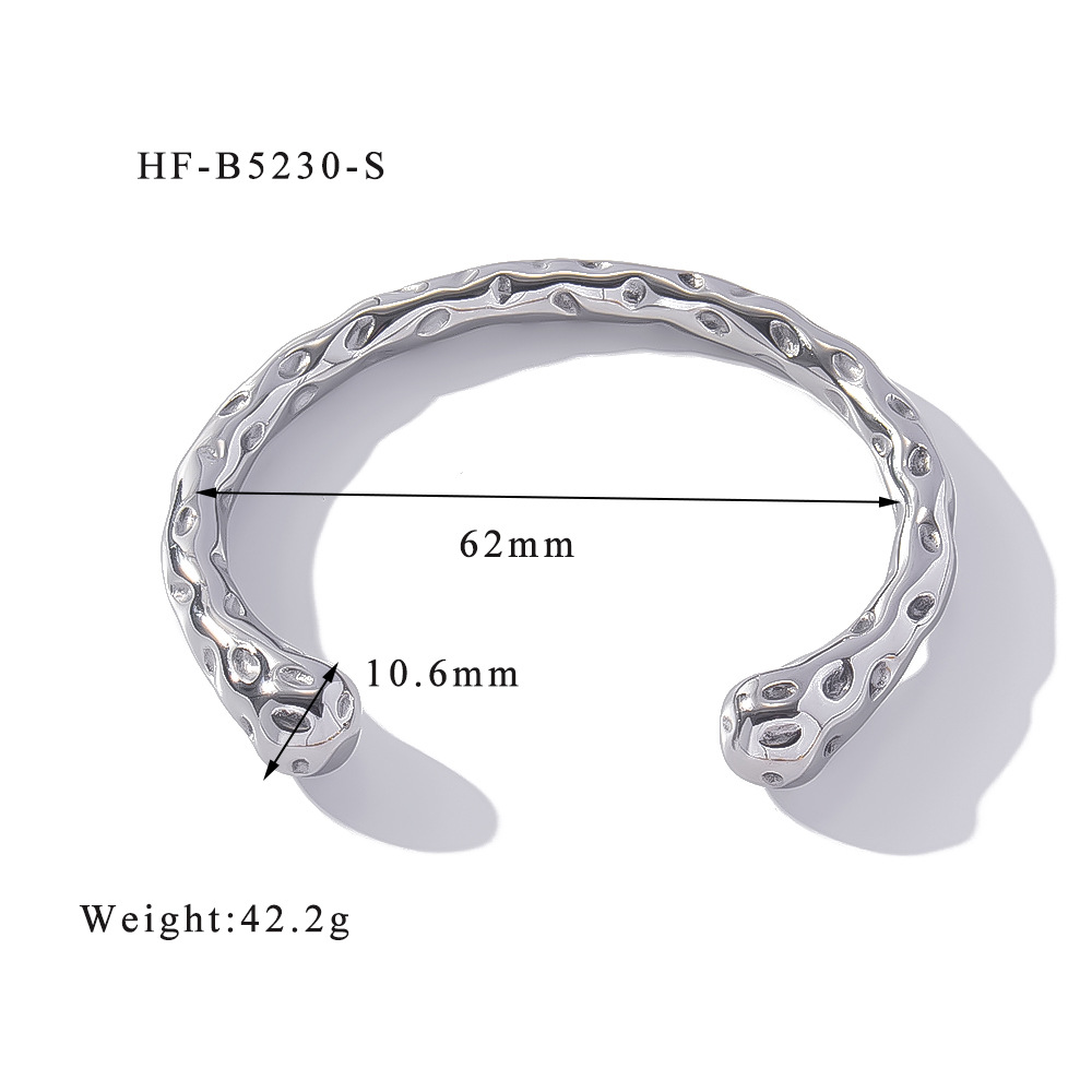 Europa y América INS celebridad de Internet 18k chapado en oro acero inoxidable patrón de martillo irregular lava pesada simple pulsera de mujer al por mayor