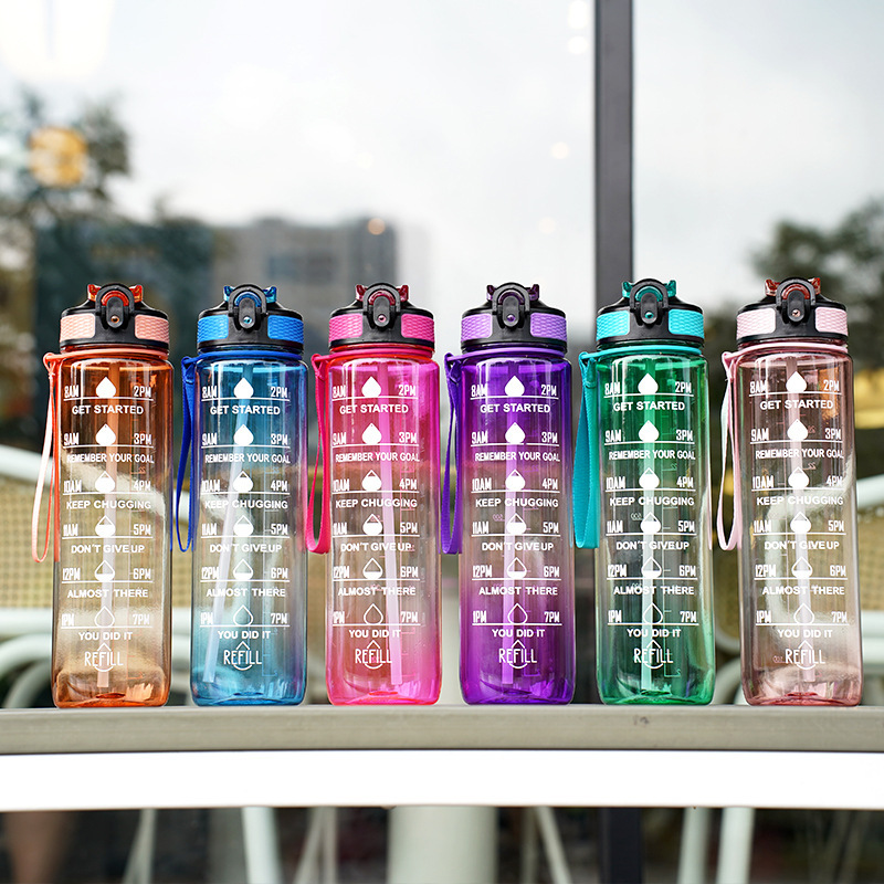 Gradiente hervidor de agua de gran capacidad taza de paja deportes al aire libre fitness regalos transfronterizos al por mayor de dos colores de plástico transparente taza de agua